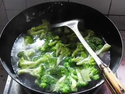 Make Snack of gravy with broccoli step 4