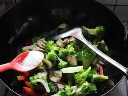 Make Snack of gravy with broccoli step 8