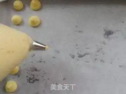 Make Little yolk cookies step 3