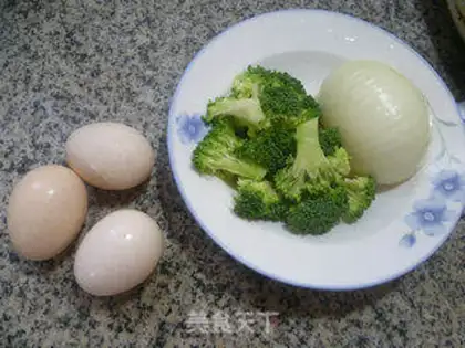 Make White onion broccoli fried eggs step 0