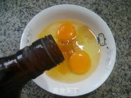 Make White onion broccoli fried eggs step 1