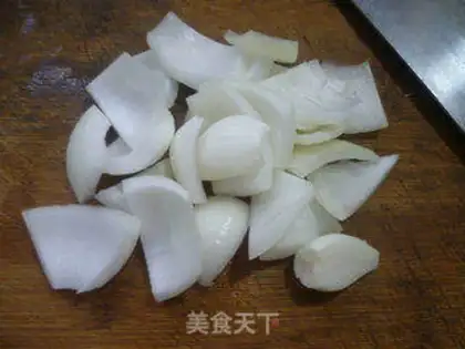Make White onion broccoli fried eggs step 3