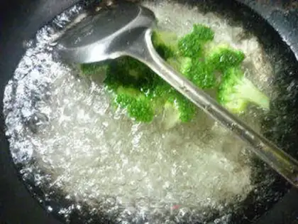 Make White onion broccoli fried eggs step 4