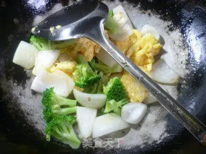 Make White onion broccoli fried eggs step 7
