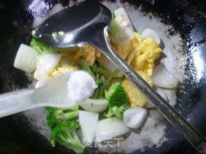 Make White onion broccoli fried eggs step 8