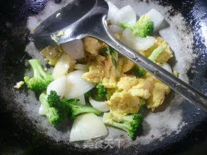 Make White onion broccoli fried eggs step 9