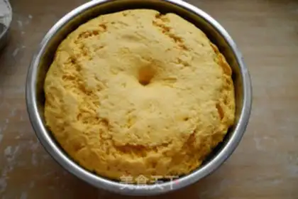 Make Pumpkin hoove roll step 4