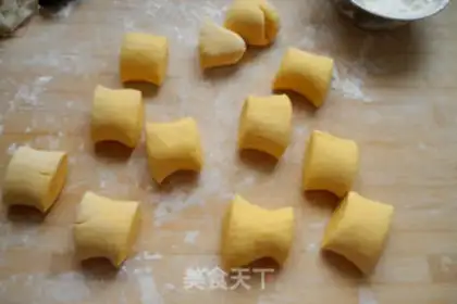 Make Pumpkin hoove roll step 6