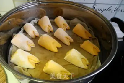 Make Pumpkin hoove roll step 13
