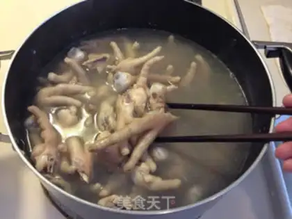 Make Secret garlic chicken feet step 1
