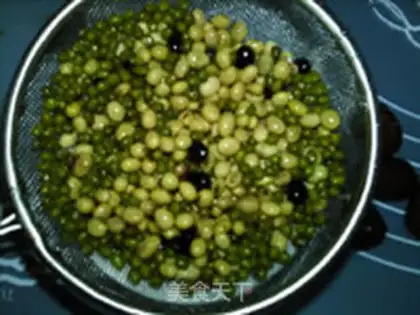 Make "Red dates green bean soy" step 1