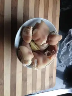 Make Peanut pig hoof step 0
