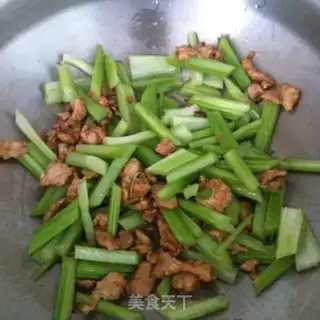 Make Celery fried meat step 4