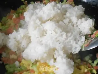 Make cucumber sausage and egg fried rice step 3