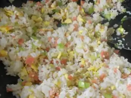 Make cucumber sausage and egg fried rice step 4