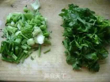 Make Celery with peanuts step 1