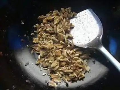Make Henan nut oil tea step 1