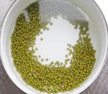 Make Sweet green bean silver ear soup step 1