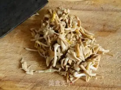 Make Three pieces of meat and noodles step 0