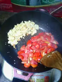 Make Tomato fried eggs step 3