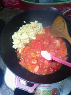 Make Tomato fried eggs step 4