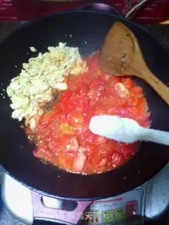 Make Tomato fried eggs step 5