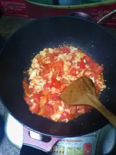 Make Tomato fried eggs step 6