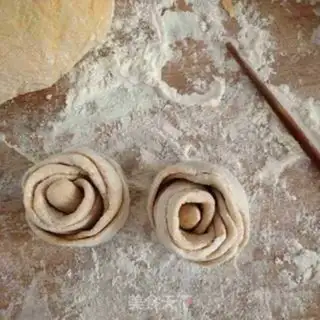 Make Pumpkin rose buns step 4