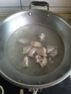 Make Spicy potatoes with chicken wings step 1