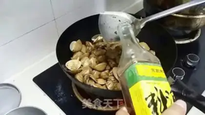 Make Spicy clams step 1