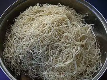 Make Dry bean horn evaporation noodles step 2