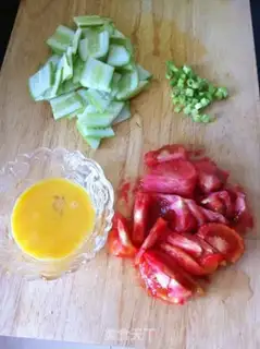 Make Tomato cucumber egg soup step 1