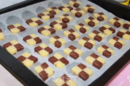 Make Double-coloured Chessies step 12