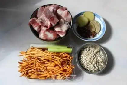 Make Worms and mushroom ribs soup step 0
