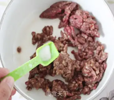 Make Orange-jumper beef pasta step 1