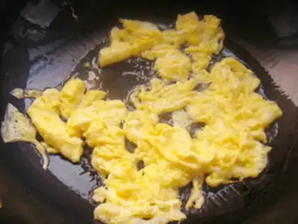 Make cucumber-mucked eggs step 4