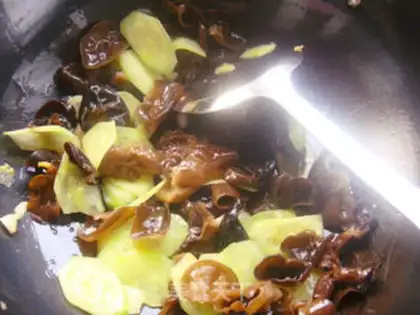 Make cucumber-mucked eggs step 7