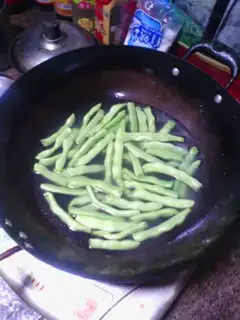 Make Four seasons of bean fried meat step 5