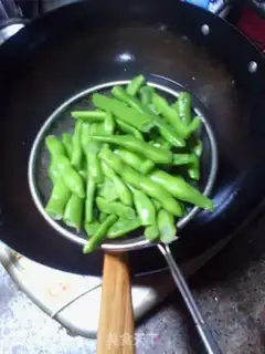 Make Four seasons of bean fried meat step 6