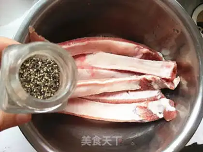 Make Black pepper garlic pork chops step 1