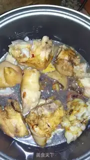 Make Piggy feet of sea cucumber sauce step 1