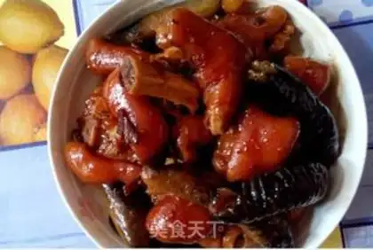 Make Piggy feet of sea cucumber sauce step 3