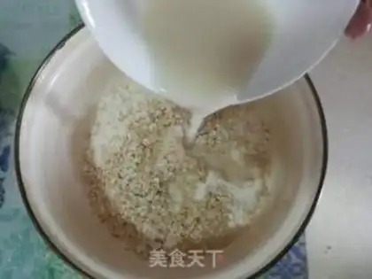 Make Black sesame smelt oatmeal step 1