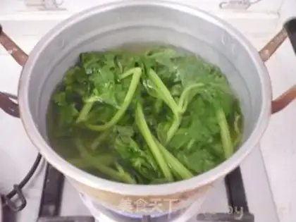 Make Garlic celery leaves step 1