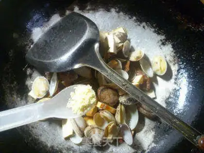 Make Scrambled fragrance clams step 8