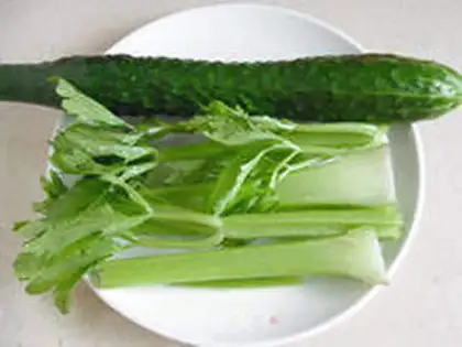 Make Celery cucumber juice step 0