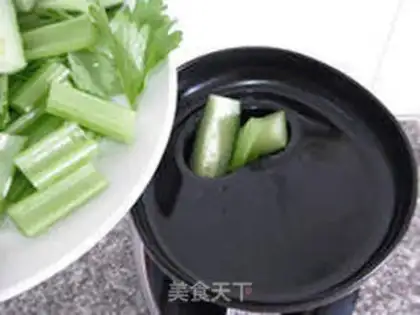Make Celery cucumber juice step 3