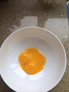 Make Milk cranberry berries and eggs step 1