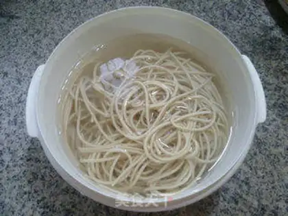 Make Five flowers and hot noodles step 4