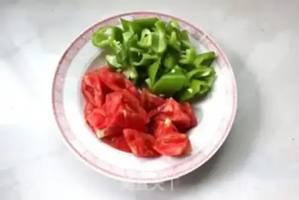 Make Pepper fried tomatoes step 1